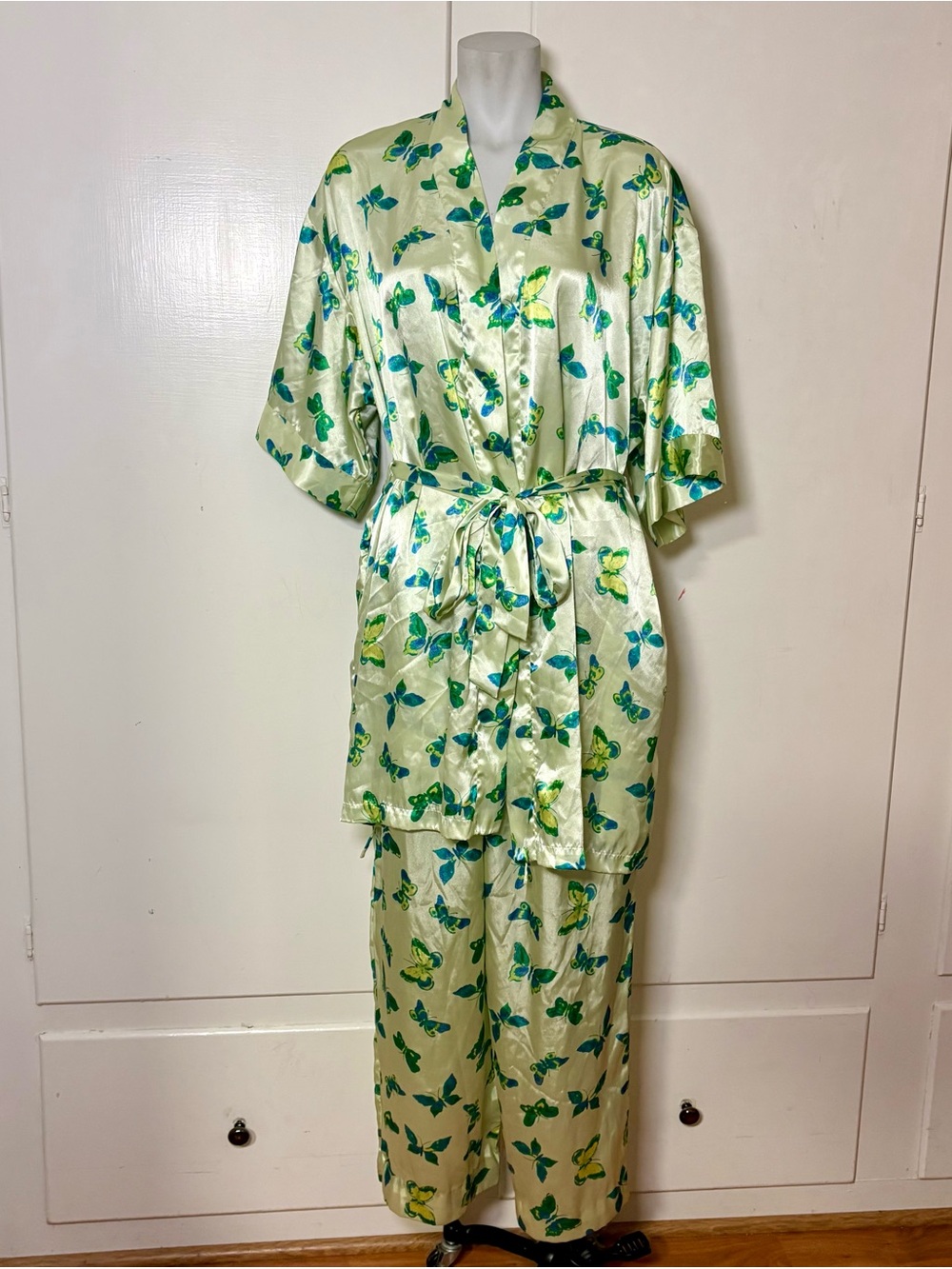 Vintage 90s/Y2K Mix It Green Satin Butterfly Print Robe and Pajama Pants Set